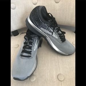 NWT men’s Brooks running shoes size 8